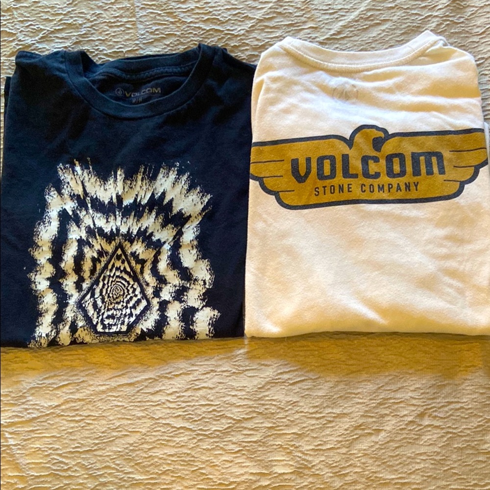 Lot of 2 Volcom Black and cream graphic T-Shirts men’s Sz M